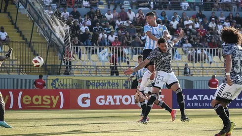 Flores cabecea para anotar el empate