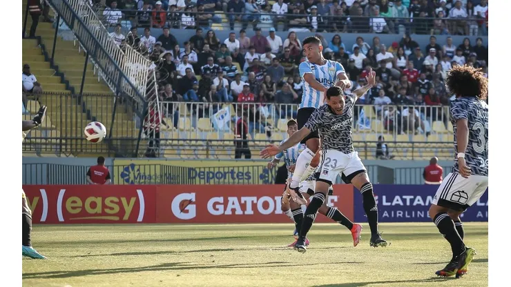 Flores cabecea para anotar el empate