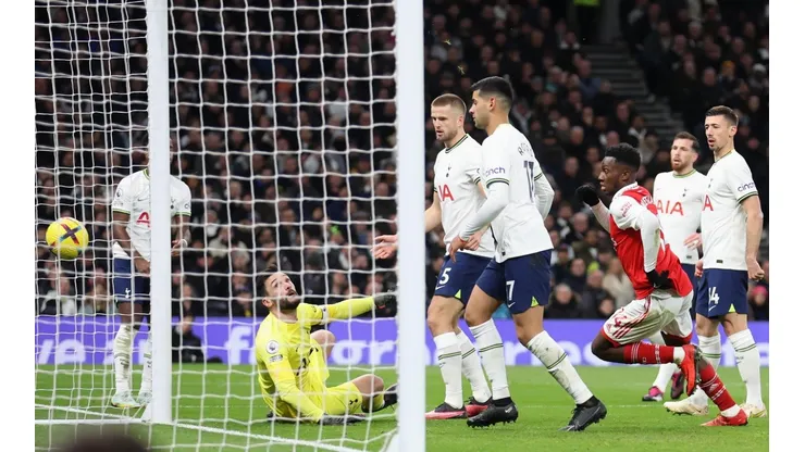 Lloris tras empujarla contra su propio arco