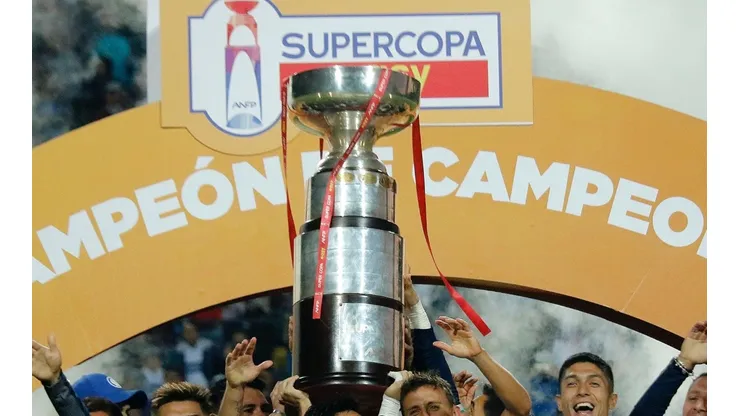 ¡Traigan una grúa! El peso de la Supercopa de Chile