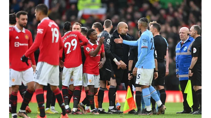 Pep Guardiola no se guardó ningún reclamo para el juez del duelo que el Manchester United le ganó al Manchester City en Old Trafford.