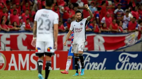 Juan Martín Lucero le anotó a Fortaleza con Colo Colo en el estadio Arena Castelao.