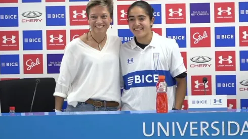 Thiare Parraguez junto a la subgerente del Fútbol Femenino de la UC