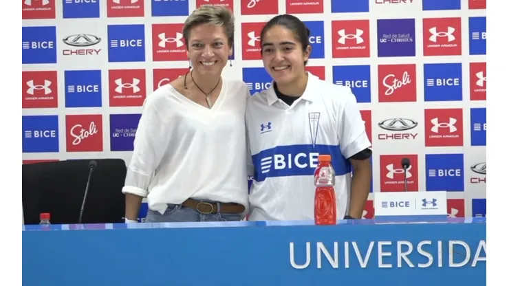Thiare Parraguez junto a la subgerente del Fútbol Femenino de la UC