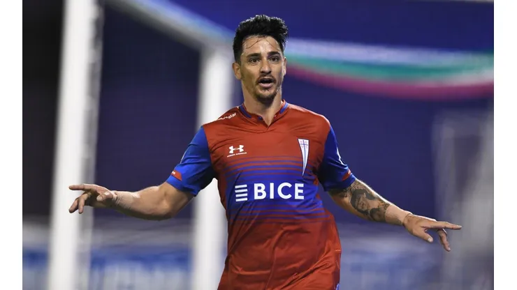 El rojo vuelve a la camiseta de visita de Universidad Católica.
