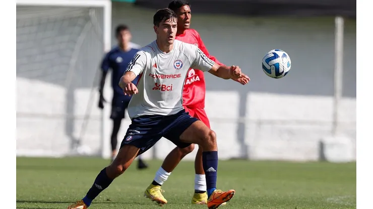 Sebastián Pino en acción en el duelo amistoso de La Roja Sub 20 y Ñublense.