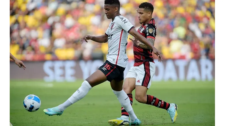 Abner Vinícius en acción ante Flamengo en la final de la Copa Libertadores. El "16" reforzará al Betis de España.