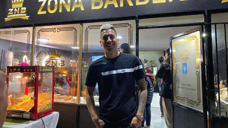 Delantero de la U inaugura su barbería y deja invitado hasta a Arturo Vidal.