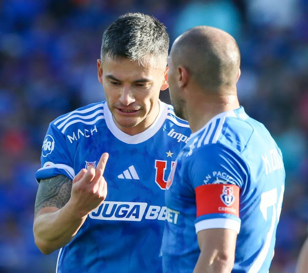 Charles Aránguiz deberá esperar el 20 de la U hasta el próximo año.