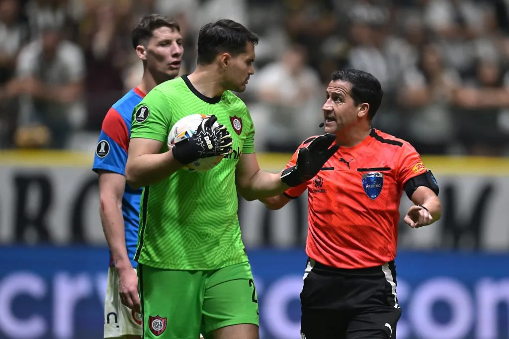 Felipe González conversa con el portero Gastón Gómez de San Lorenzo. (Pedro Vilela/Getty Images).