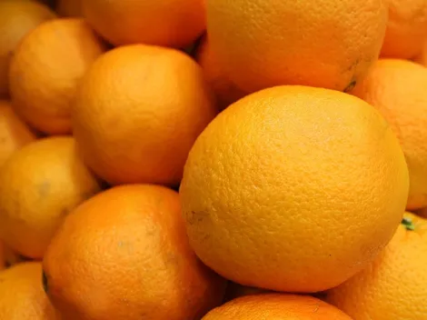 La razón científica detrás de las bolsas de red rojas para naranjas