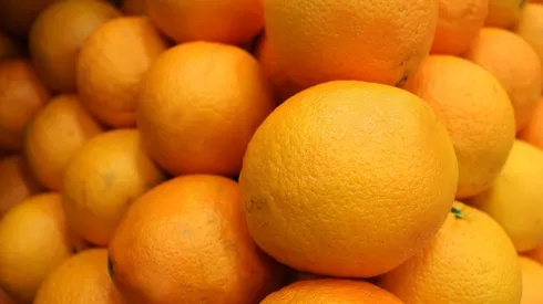 La razón científica detrás de las bolsas de red rojas para naranjas
