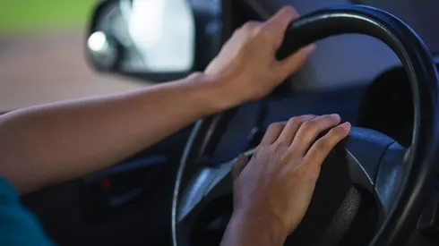 Conductor toca la bocina