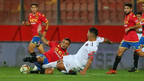 Emiliano Vecchio lucha por el balón en el partido de Unión Española contra Ñublense, en la primera rueda del Campeonato Nacional 2024.