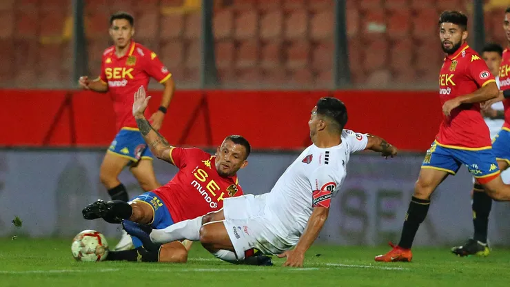 Emiliano Vecchio lucha por el balón en el partido de Unión Española contra Ñublense, en la primera rueda del Campeonato Nacional 2024.