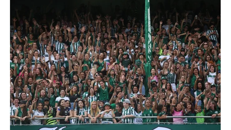 Cerca de 9 mil mujeres y niños llegaron al estadio de Coritiba