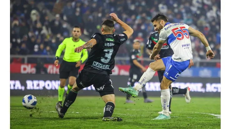 Gary Kagelmacher en un partido ante Palestino. El uruguayo fue una pieza clave para Ariel Holan en la segunda parte de la temporada 2022 en la UC.