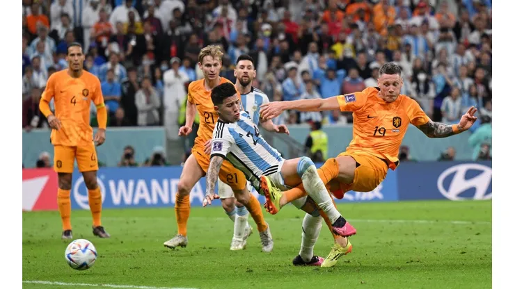 Wout Weghorst marca el 2-2 entre Países Bajos y Argentina ante la marca inefectiva de Enzo Fernández.