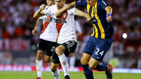 Alfonso Parot disputa un balón con Ignacio Fernández en un partido entre River Plate y Rosario Central.