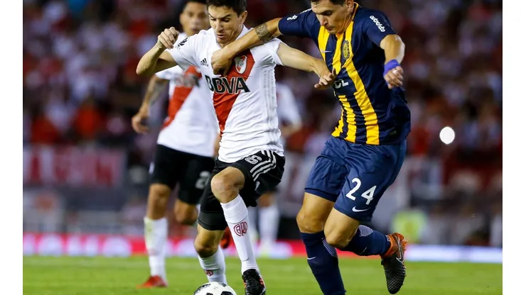 Alfonso Parot disputa un balón con Ignacio Fernández en un partido entre River Plate y Rosario Central.
