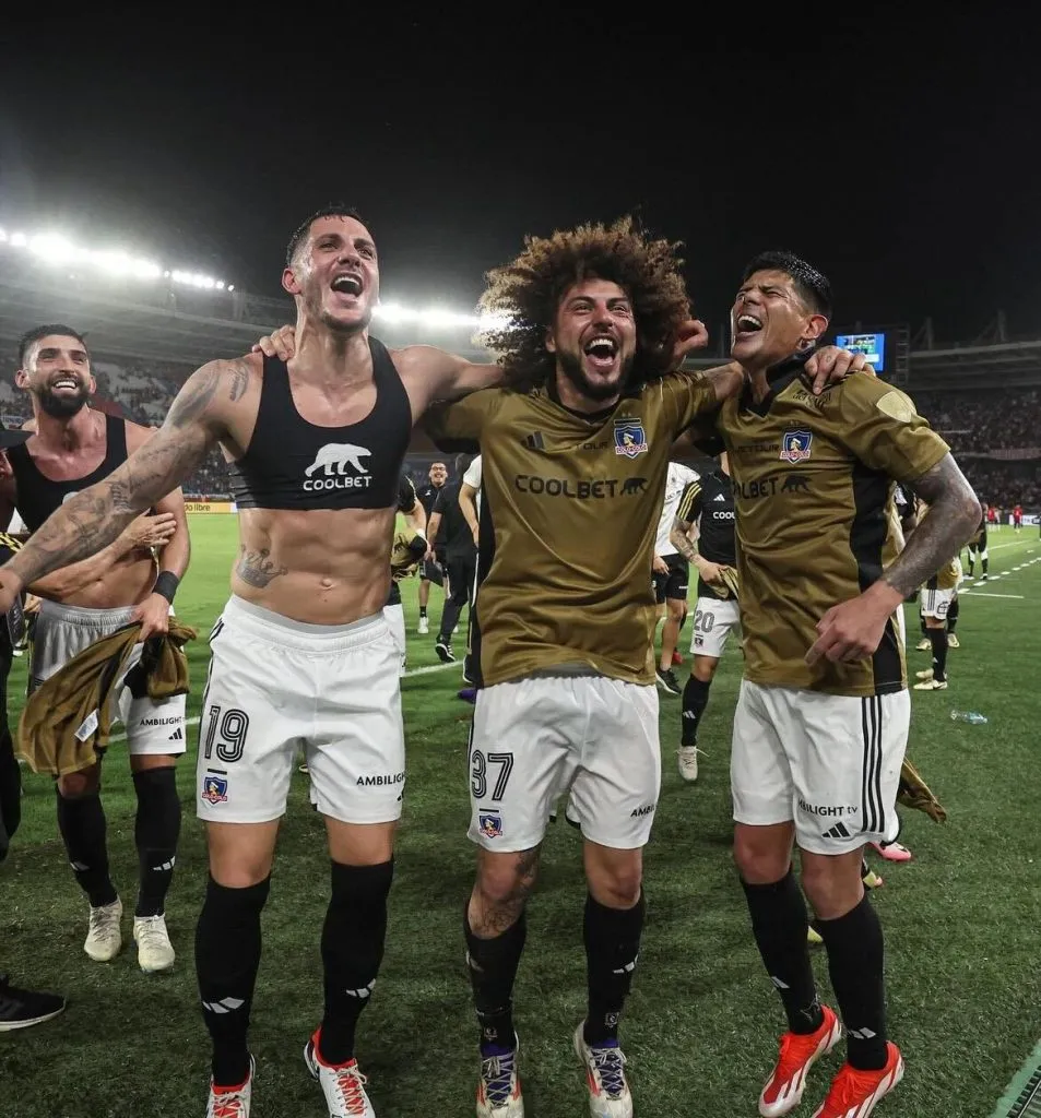 La celebración de Falcón con sus compañeros de Colo Colo. Foto: Colo Colo.