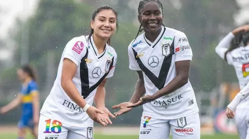 Valentina Navarrete y Mary Valencia