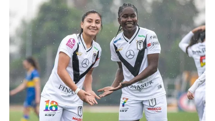 Valentina Navarrete y Mary Valencia