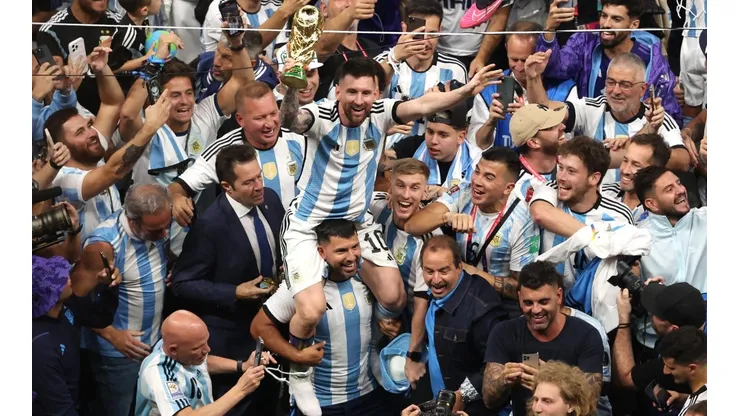 Sergio Agüero y Lionel Messi sobre sus hombros en los festejos del Mundial de Qatar 2022.