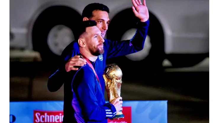 Scaloni de regreso a Argentina con la copa y Messi.
