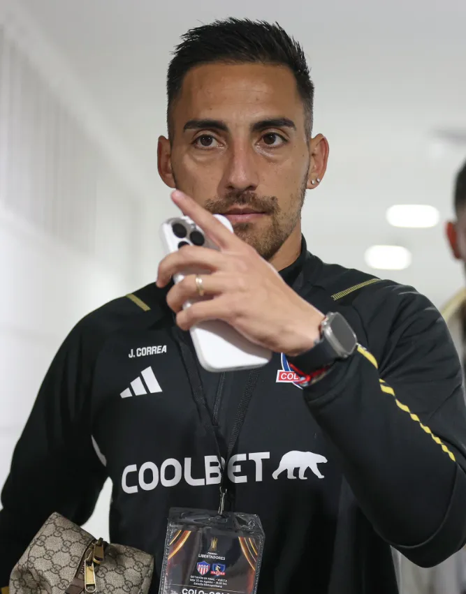 La llegada de Javier Correa al estadio Metropolitano. (Foto: Colo Colo).