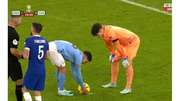 Dibu Martínez le convirtió un penal a Kepa en la FA Cup