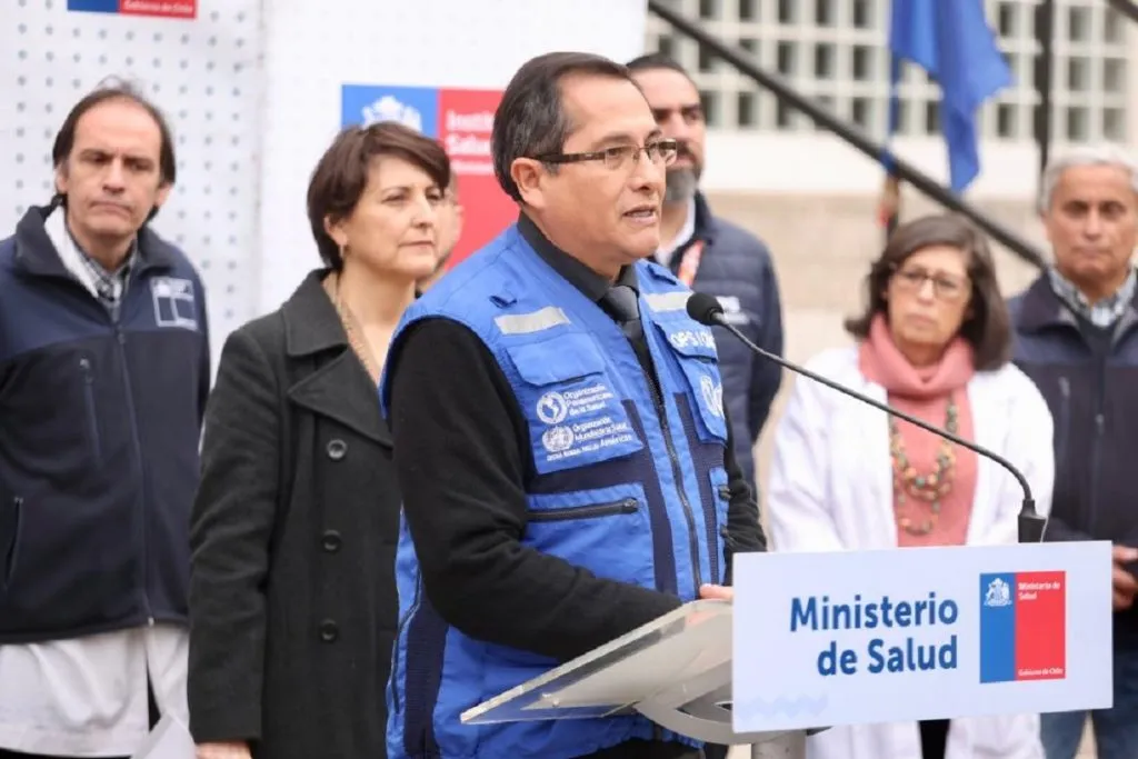 El representante de OPS/OMS en Chile, Giovanni Escalante, durante un punto de prensa tras una visita a los laboratorios del ISP.