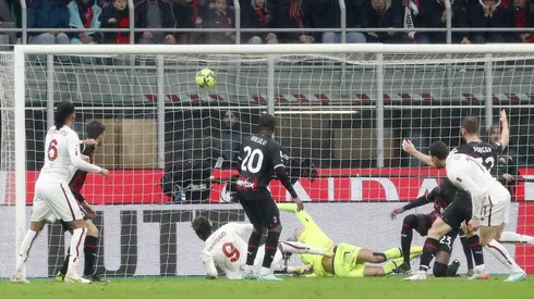 Roma consiguió igualar ante Milan en el final del partido con este gol de Abraham