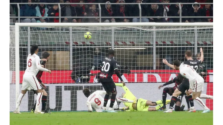 Roma consiguió igualar ante Milan en el final del partido con este gol de Abraham