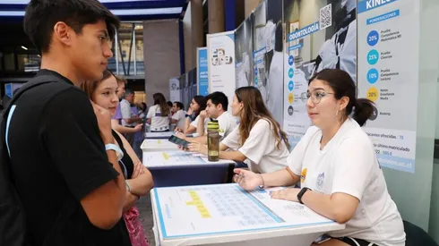 Feria estudiantil da a conocer carreras universitarias.
