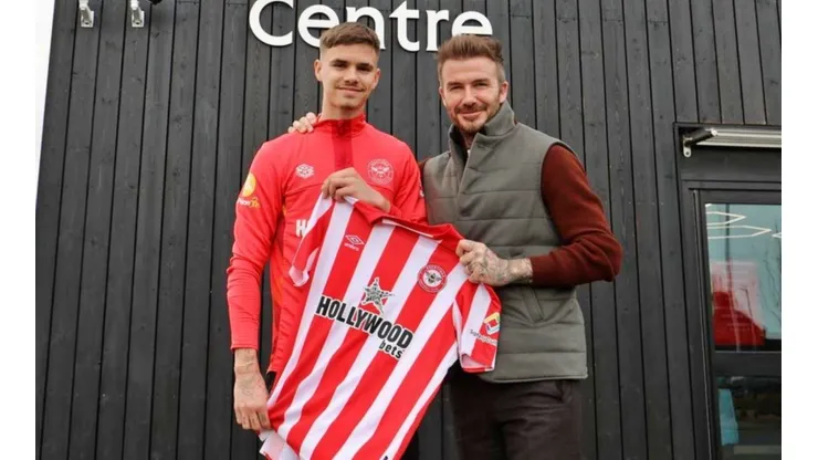 Romeo Beckham sigue los pasos de su padre y firma en la Premier
