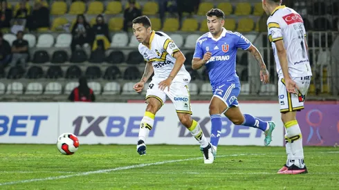 Luciano Cabral busca una combinación ante la marca de Jeisson Vargas.