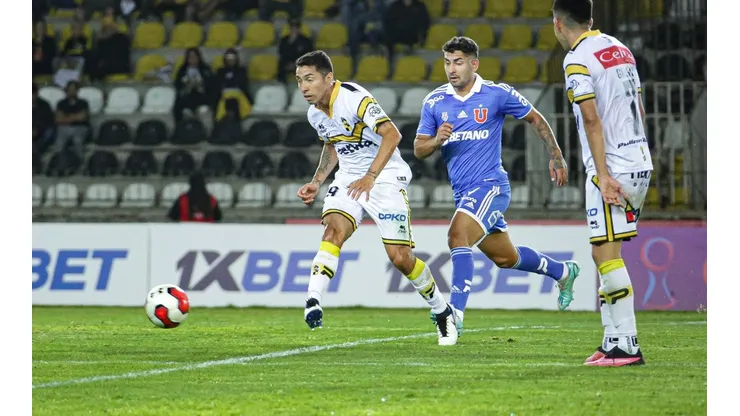 Luciano Cabral busca una combinación ante la marca de Jeisson Vargas.