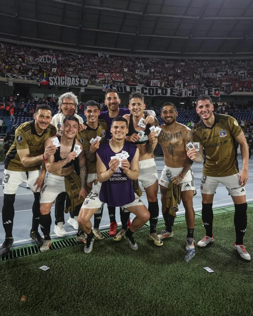 Cepeda celebra junto a los jugadores de Colo Colo