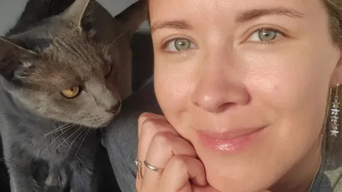 Carla Jara junto a uno de sus gatos.