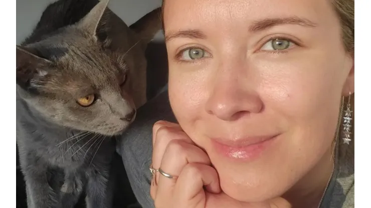 Carla Jara junto a uno de sus gatos.