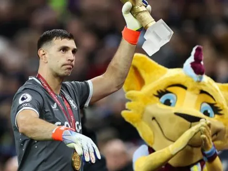 Dibu Martínez recibe homenaje en el Aston Villa tras ganar el mundial