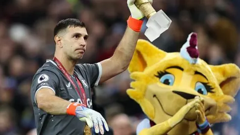 Dibu fue homenajeado por el Aston Villa en Inglaterra.