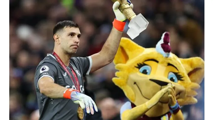 Dibu fue homenajeado por el Aston Villa en Inglaterra.