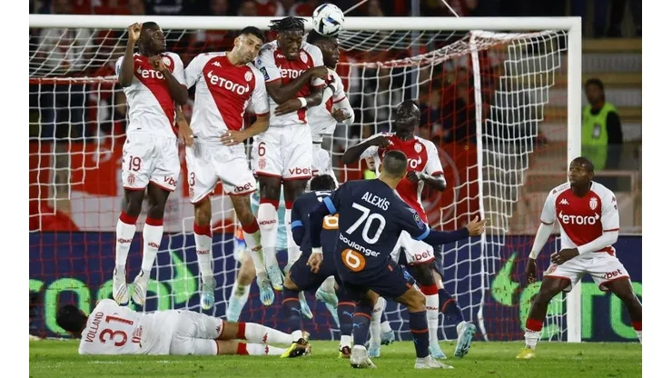 Alexis Sánchez anotando el tiro libre ante Mónaco