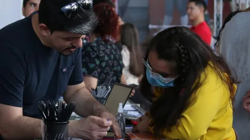 Estudiantes postulan a educación superior en Estación Mapocho