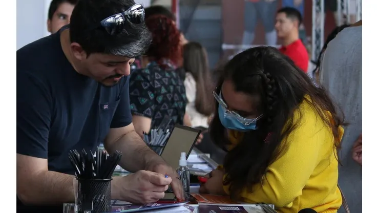 Estudiantes postulan a educación superior en Estación Mapocho