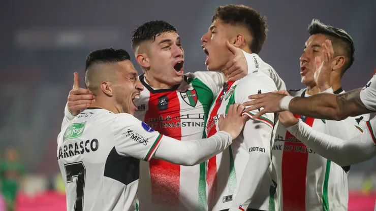 Los jugadores de Palestino festejan el gol de Iván Román, en el partido de ida de los octavos de final de la Copa CONMEBOL Sudamericana 2024.