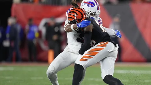 Damar Hamlin recibió un típico tackleo antes de desplomarse.