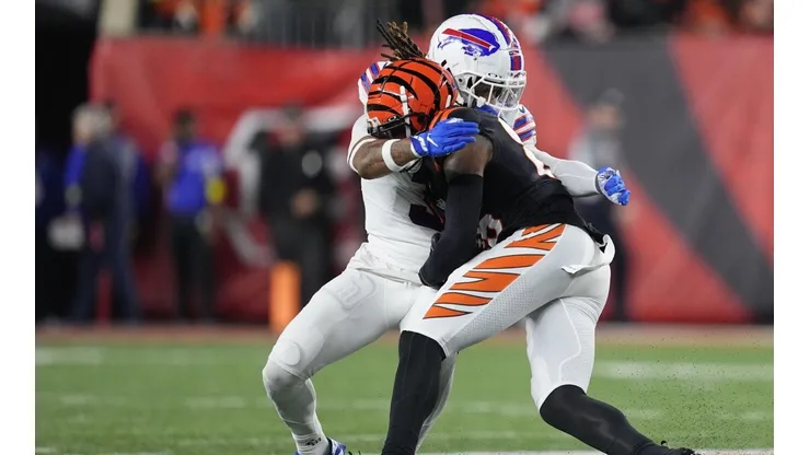 Damar Hamlin recibió un típico tackleo antes de desplomarse.